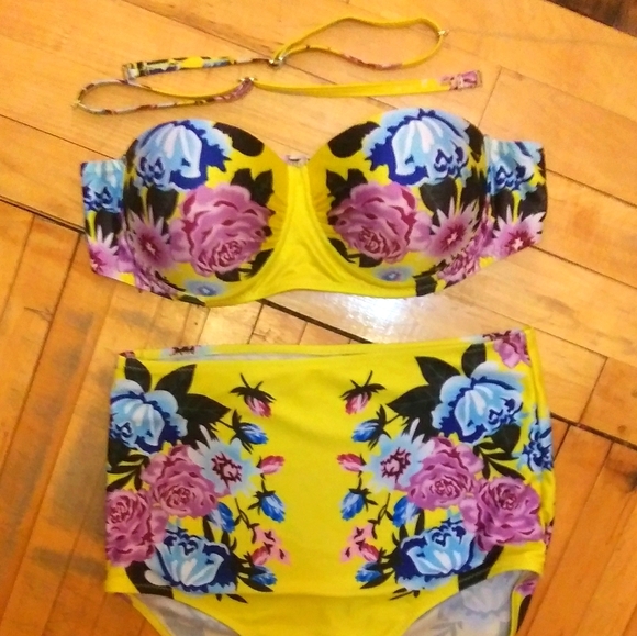 Two piece floral bikini - Picture 2 of 5